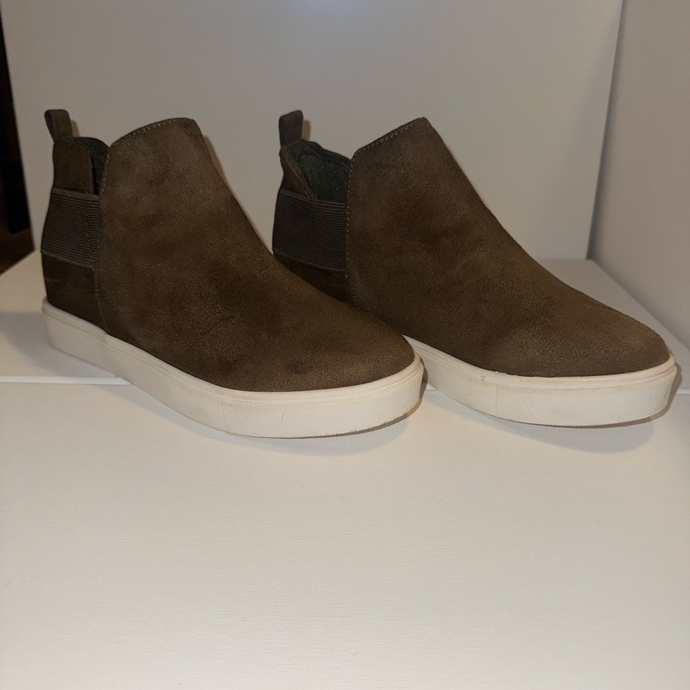 Soda deep green slip-on wedge shoes